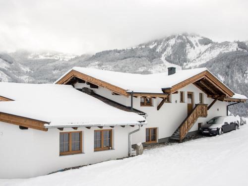 Kaprun House | Sunny Alpine Apartment by the Slopes