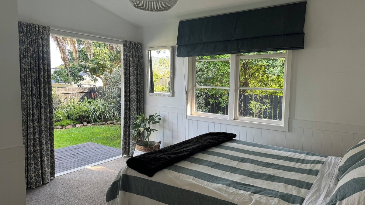 Ostend House | Sunny and so central waiheke bach,close to supermarket food trucks and buses.