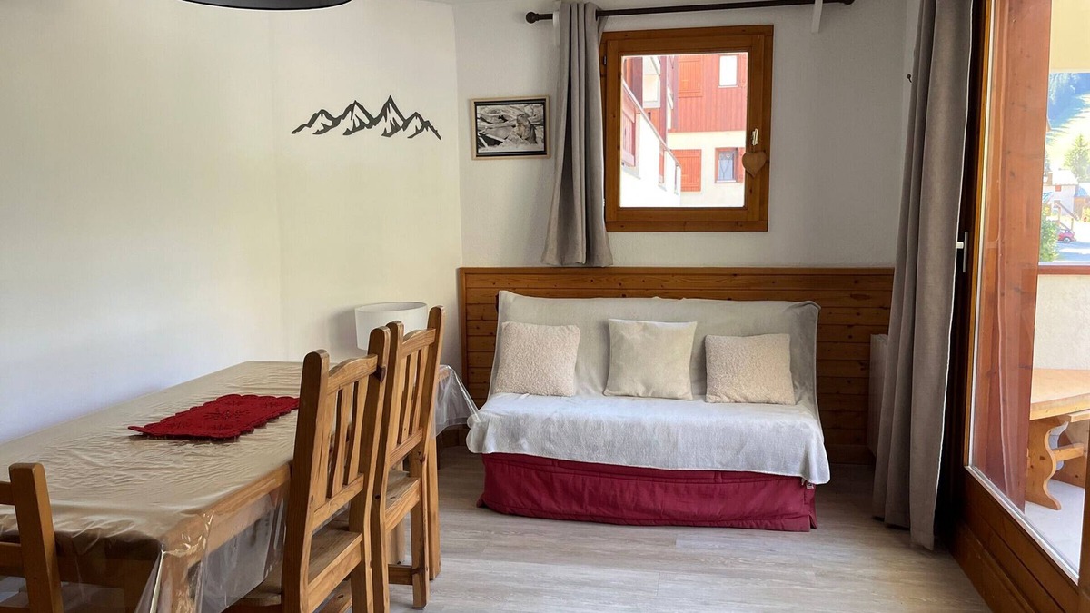 Pralognan-la-Vanoise Apartment | Sunny Apartment, Prime Location Near Shops and Cable Car