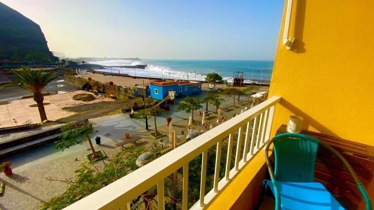 Tazacorte House | Sunny apartment directly on the Atlantic, the beach is right outside the door!