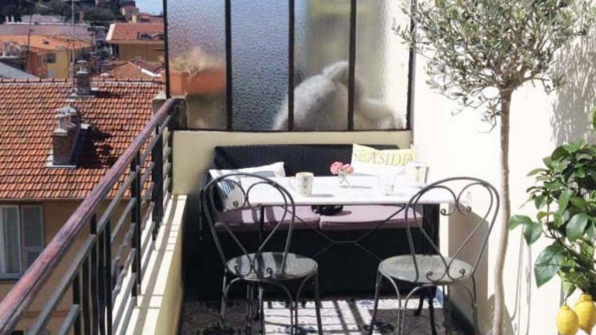 Riquier Apartment | Sunny balcony with a view of the hills of Nice. 1 bedroom, kitchen/living room