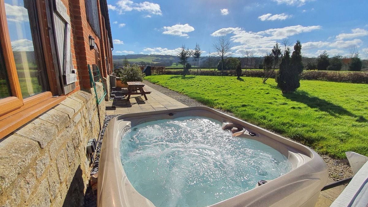 Woolland House | Sunny Barn Stay, Hot Tub & Countryside Views – Helena, The Victorian Barn Dorset