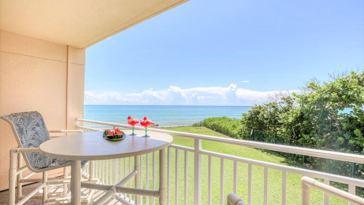 Satellite Beach Condo | Sunny Beachside Condo w/Beautiful Balcony Ocean Views & Heated Pool ☀️