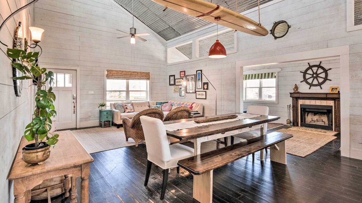 Crystal Beach Cottage | Sunny Bolivar Stilted Cottage: Walk to Beach!