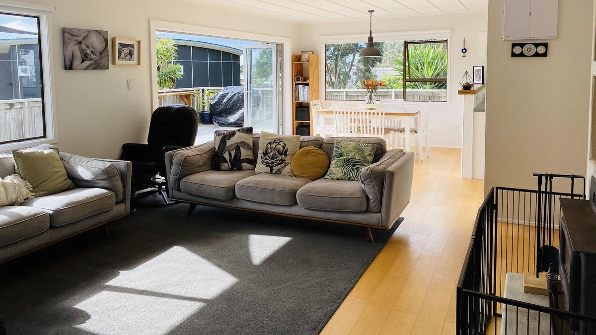 Muriwai House | Sunny, bright inviting home 14 minute walk to the main beach