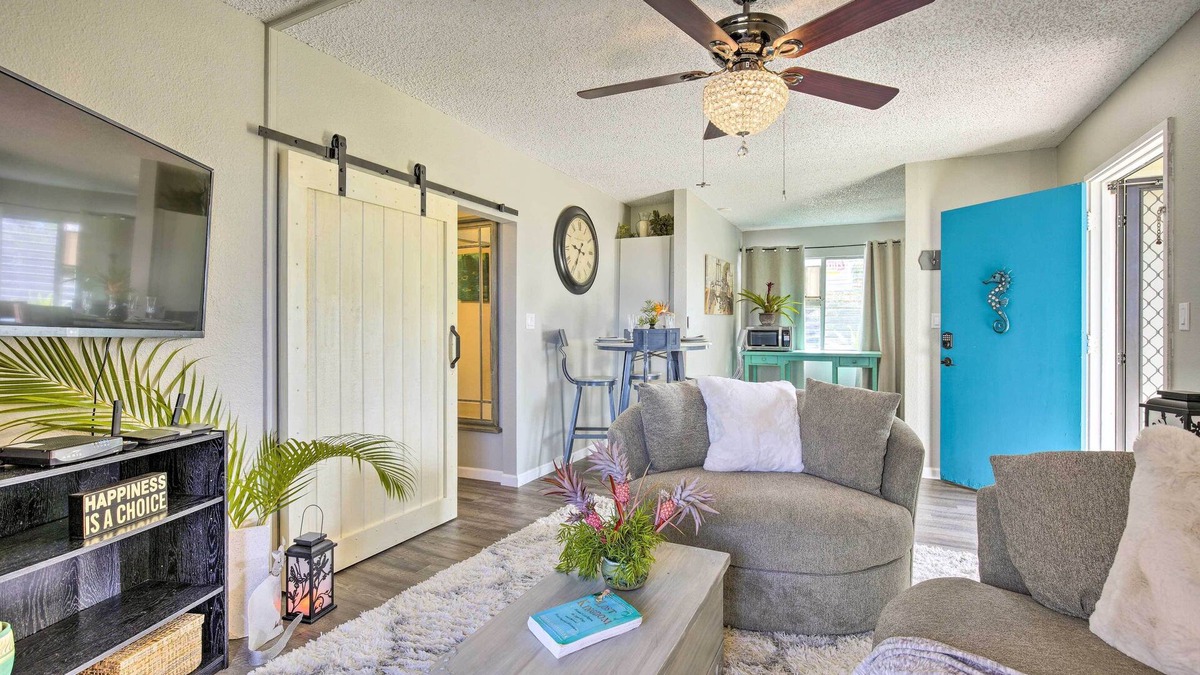 Historic Kailua Village Apartment | Sunny Central Condo: Lanai & Community Pool Access