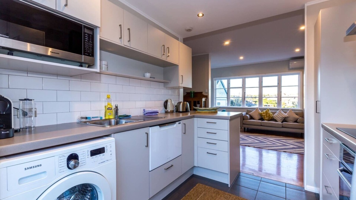 Orakei Cottage | Sunny, Character 2 Bedroom Home - Mission Bay