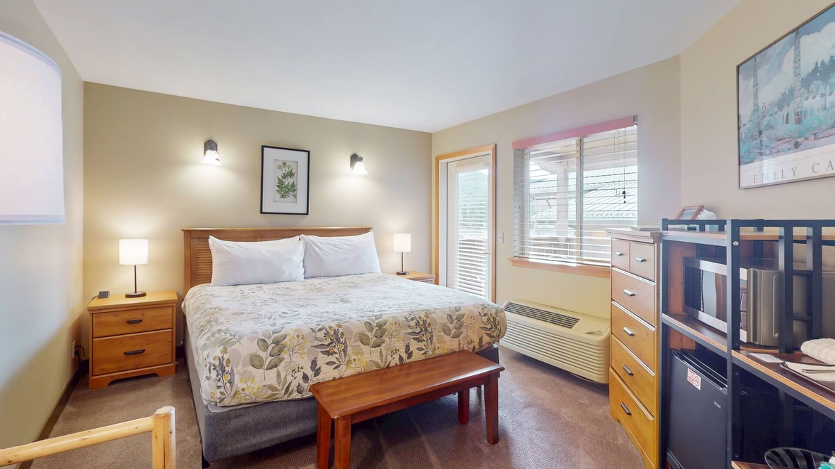 Downtown Leavenworth Apartment | Sunny condo w/a balcony, shared pools, hot tub, game room - near downtown