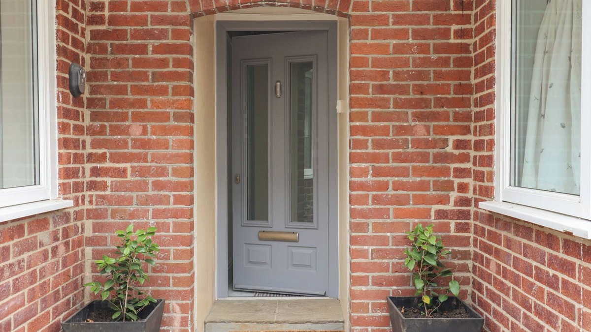 Holworth House | SUNNY CROFT, pet friendly, with hot tub in Dorchester