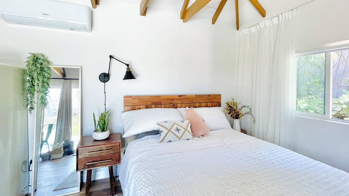 West Covina House | Sunny Days Tiny House - newly renovated with private entrance, pool & view