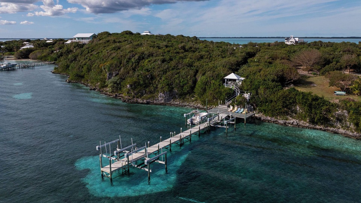 Lubbers Quarters Cay Cottage | Sunny Delight 2 bdrm cottage with boat lift and private dock