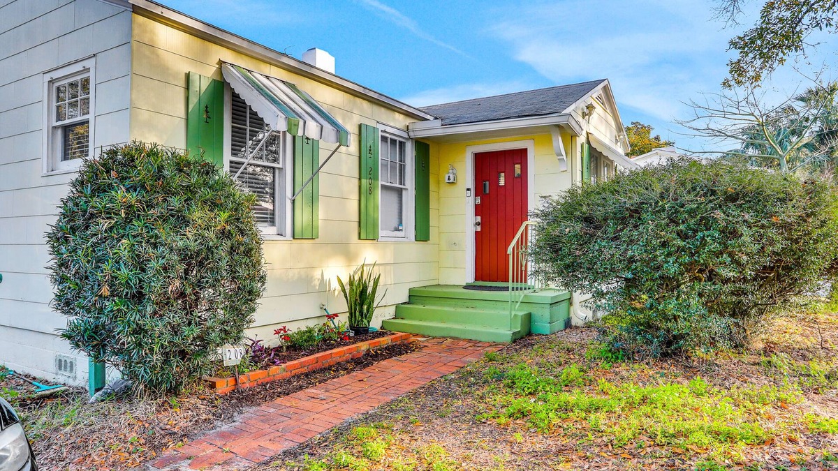Tampa House | Sunny, dog-friendly central cottage with fenced yard & updated interior