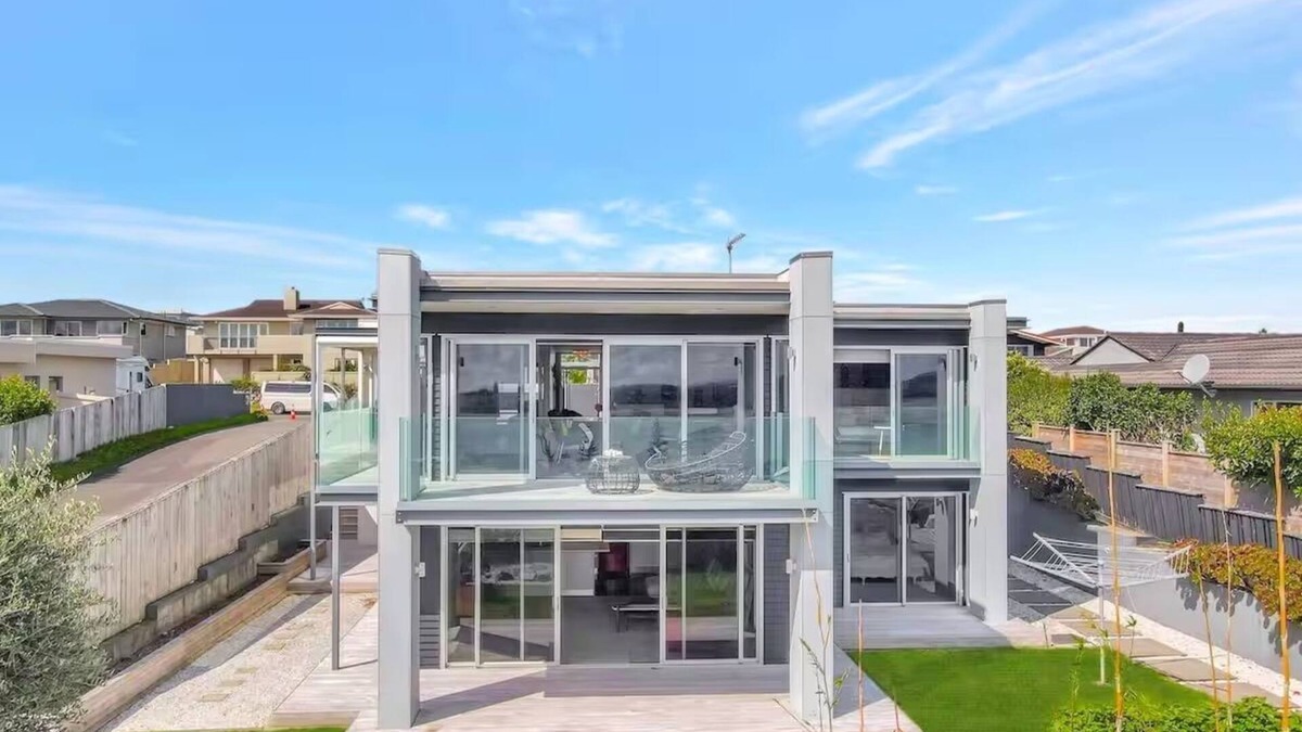 Bucklands Beach House | Sunny East Residence