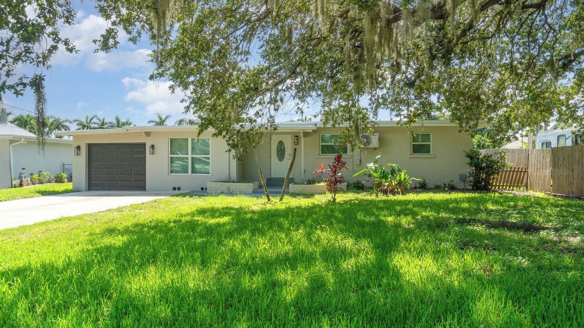 Broadview Manor House | Sunny Fort Myers Getaway