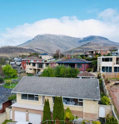 Lenah Valley Villa | Sunny garden house
