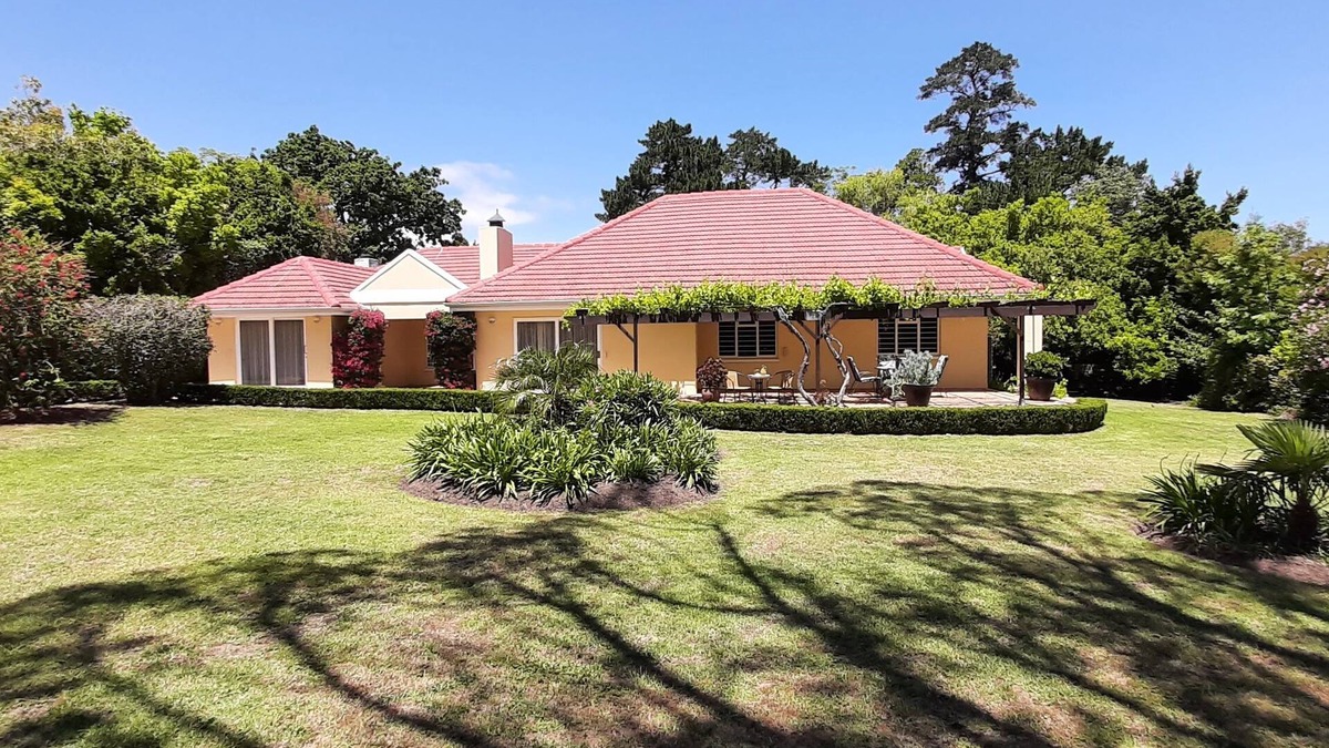 Somerset West House | Sunny holiday home to relax, large garden, pool and Helderberg view