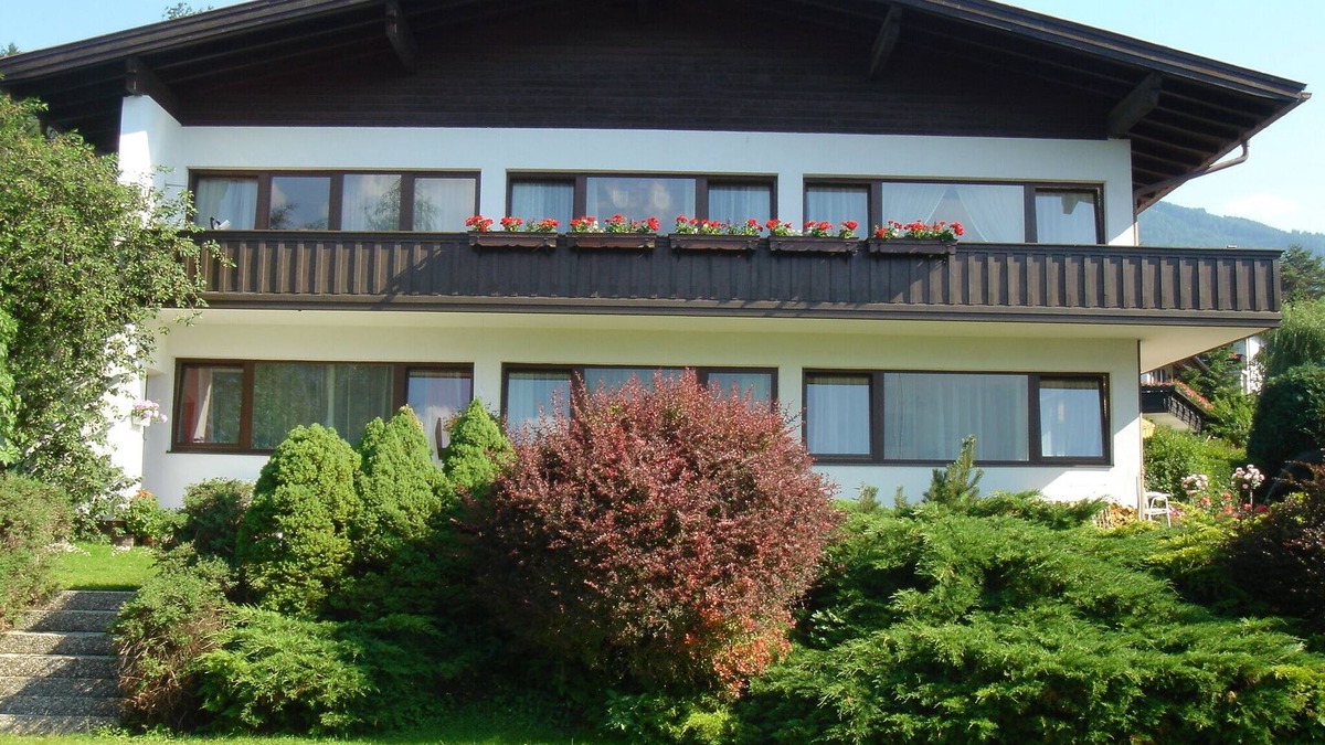 Aldrans Apartment | Sunny holiday home with a beautiful garden and terrace
