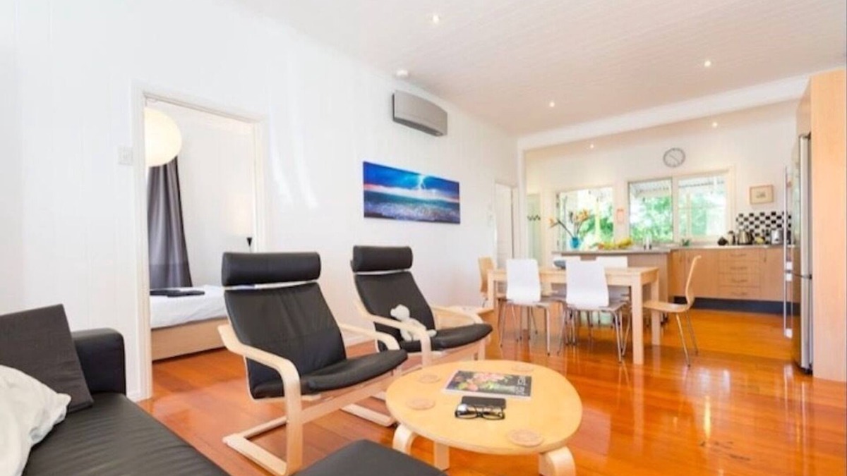 Highgate Hill House | Sunny Home - 2 Bedroom + Deck