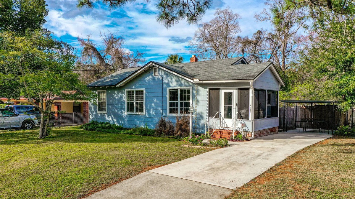 Lakeshore South House | Sunny Home in Lakeshore w/Enclosed Yard, Firepit, Ping-Pong Table - Dogs OK