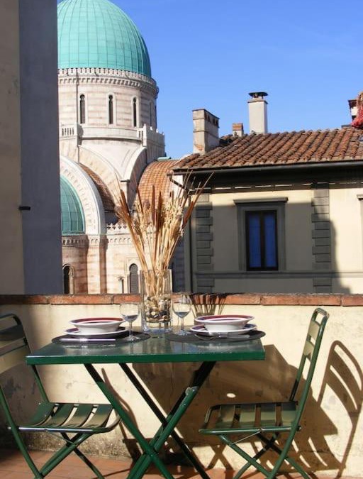 Sant' Ambrogio Apartment | Sunny home with roof patio