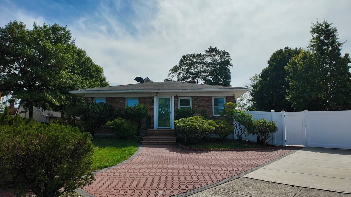 Queens House | Sunny House in Queens · Entire Home · Private Parking