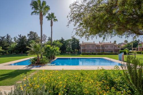 Albufeira House | Sunny House with Jacuzzi and Pool by HostWise