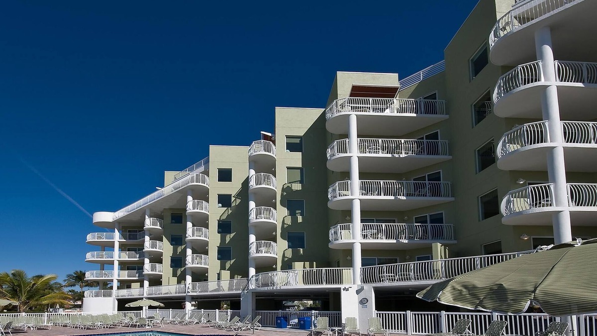 Treasure Island Condo | Sunny Island Condo – 2BR, Pool, Parking & Beach