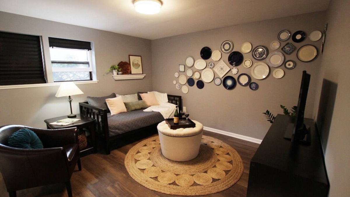 Oak Park Apartment | Sunny Jumbo Studio in the Heart of Oak Park