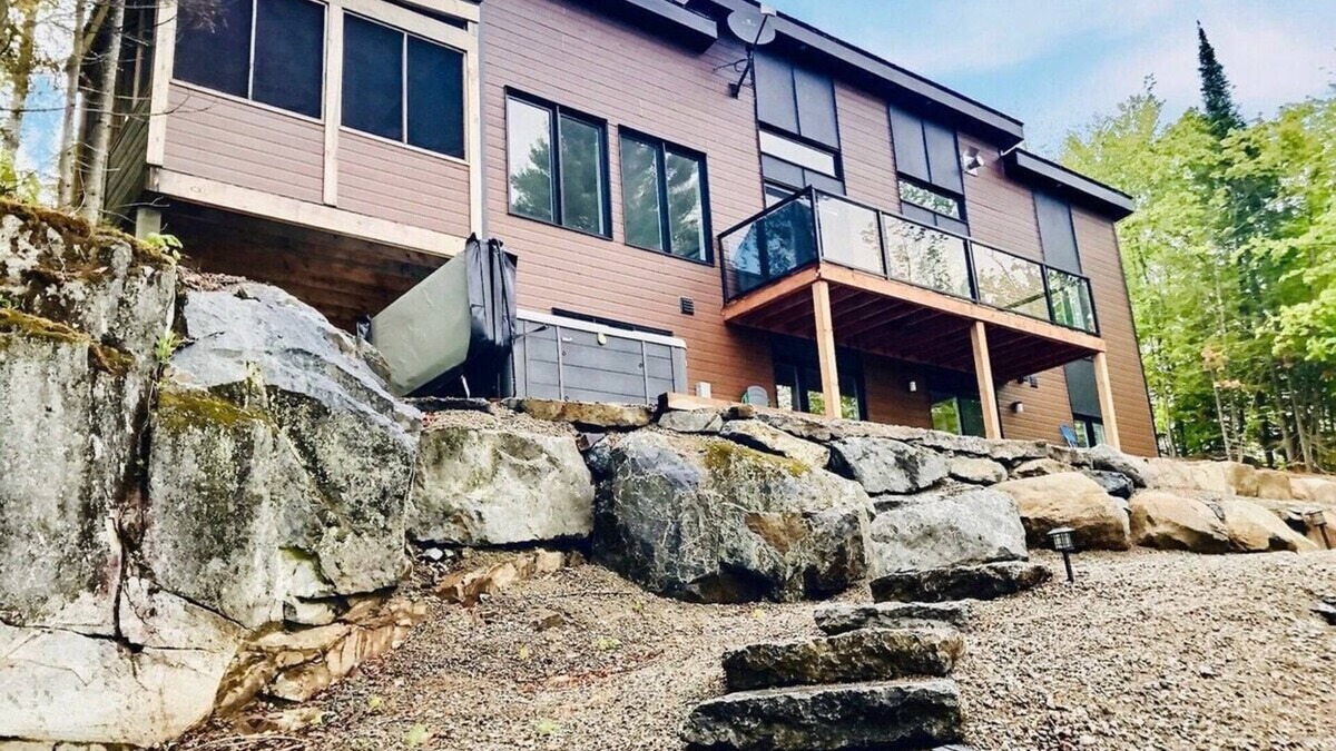 Chertsey Cottage | Sunny Lakefront Cottage | Kayaks, Hot Tub, BBQ