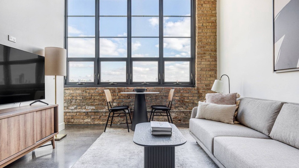 Sheffield Neighbors Apartment | Sunny Lincoln Park 2BR w/Lounge, Roof & Gym, near DePaul, by Blueground