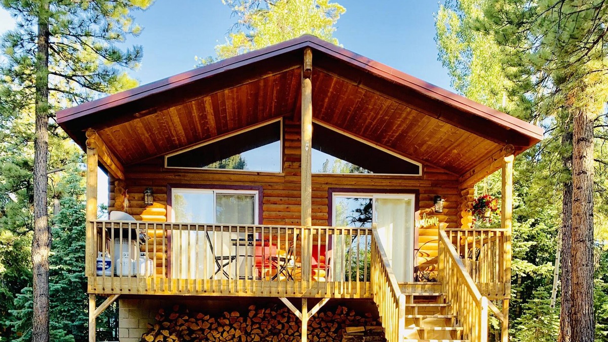 Meadow View Heights House | Sunny Log Cabin Near Zion & Bryce in Duck Creek Village with Wi-Fi