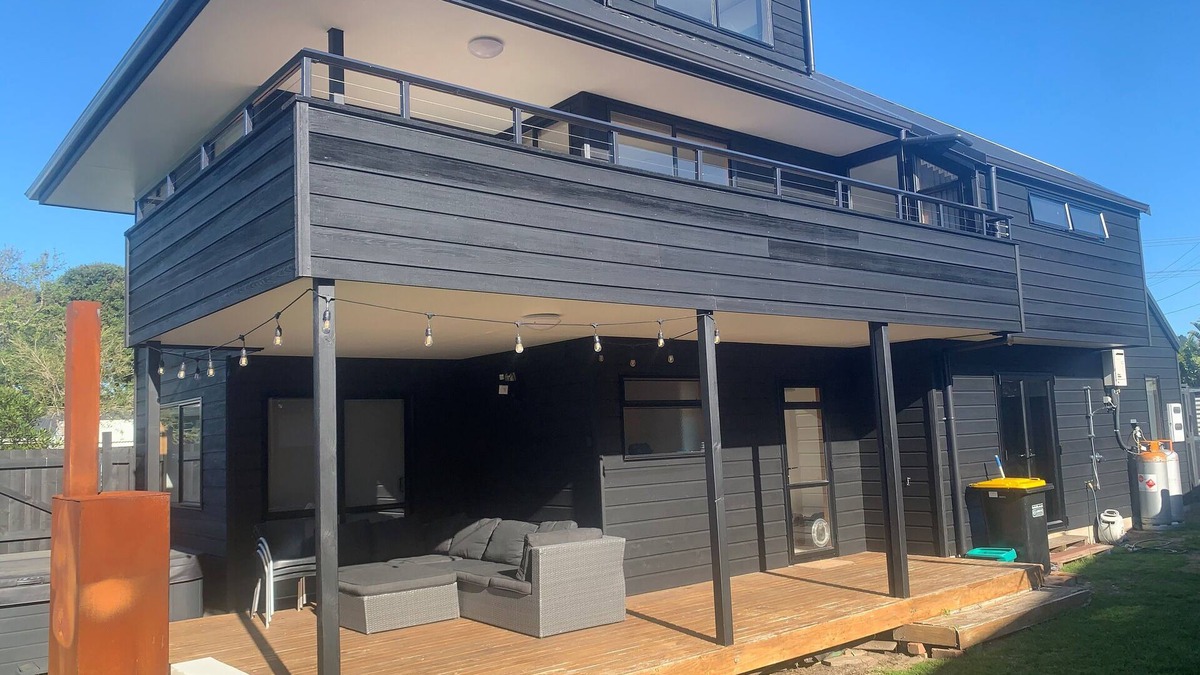 Whangamata House | Sunny Modern Beach House 5 min walk to Surf Club