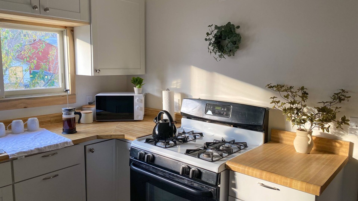 Lewis Cottage | Sunny Modern Cottage by the River