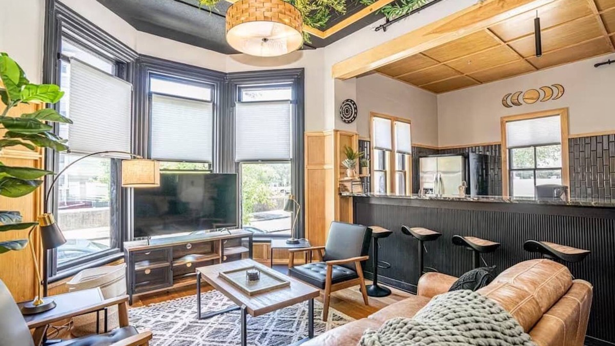 Federal Hill Apartment | SUNNY- Nordic-Inspired Flat. Intimate & Beautiful
