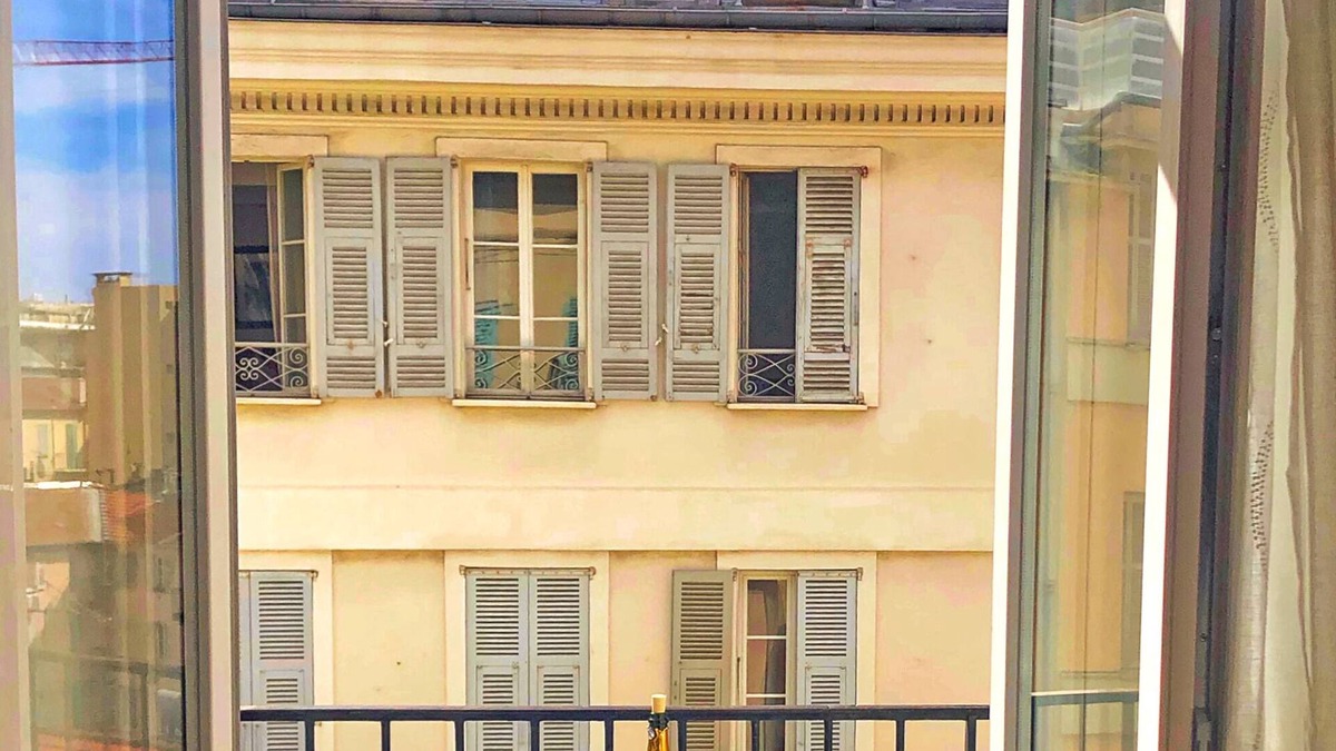 Jean-Medecin Apartment | Sunny one-bedroom corner apartment with a balcony. Next to Place Masséna.