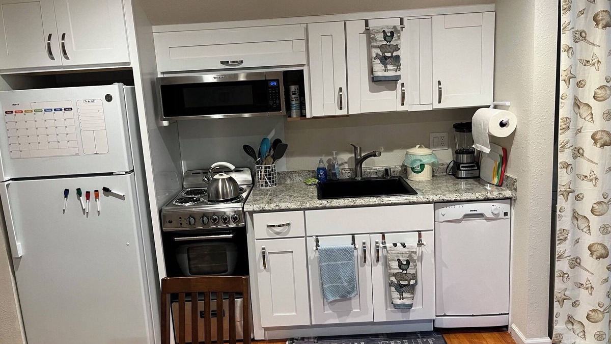 Walnut Creek House | Sunny One Bedroom In-law Walking Distance to Public Transit