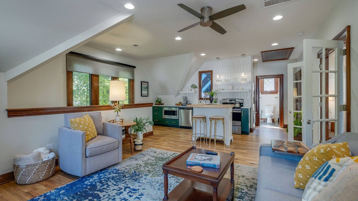 Eastwood House | Sunny, Open & Spacious Private Carriage House in a peaceful neighborhood!