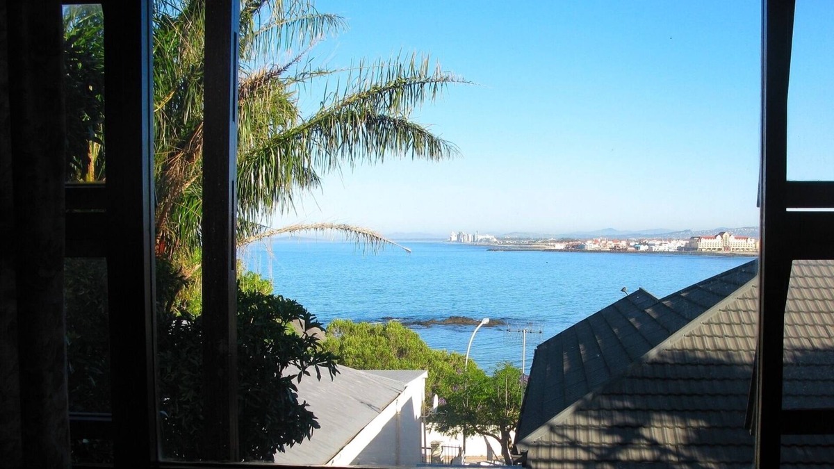 Gordons Bay Central House | Sunny, open-plan family home, above sunset beach, with sea and mountain views.