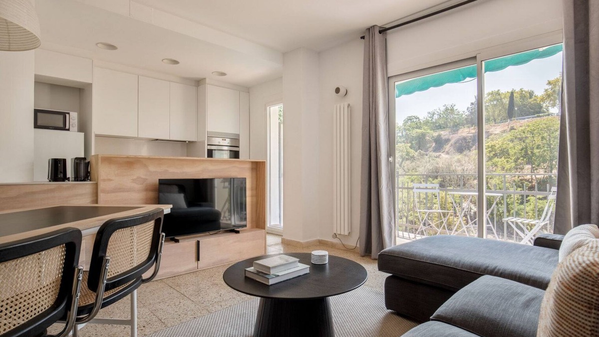 El Poble-sec Apartment | Sunny Poble Sec 3BR w/Balcony & Mountain Views, by Blueground