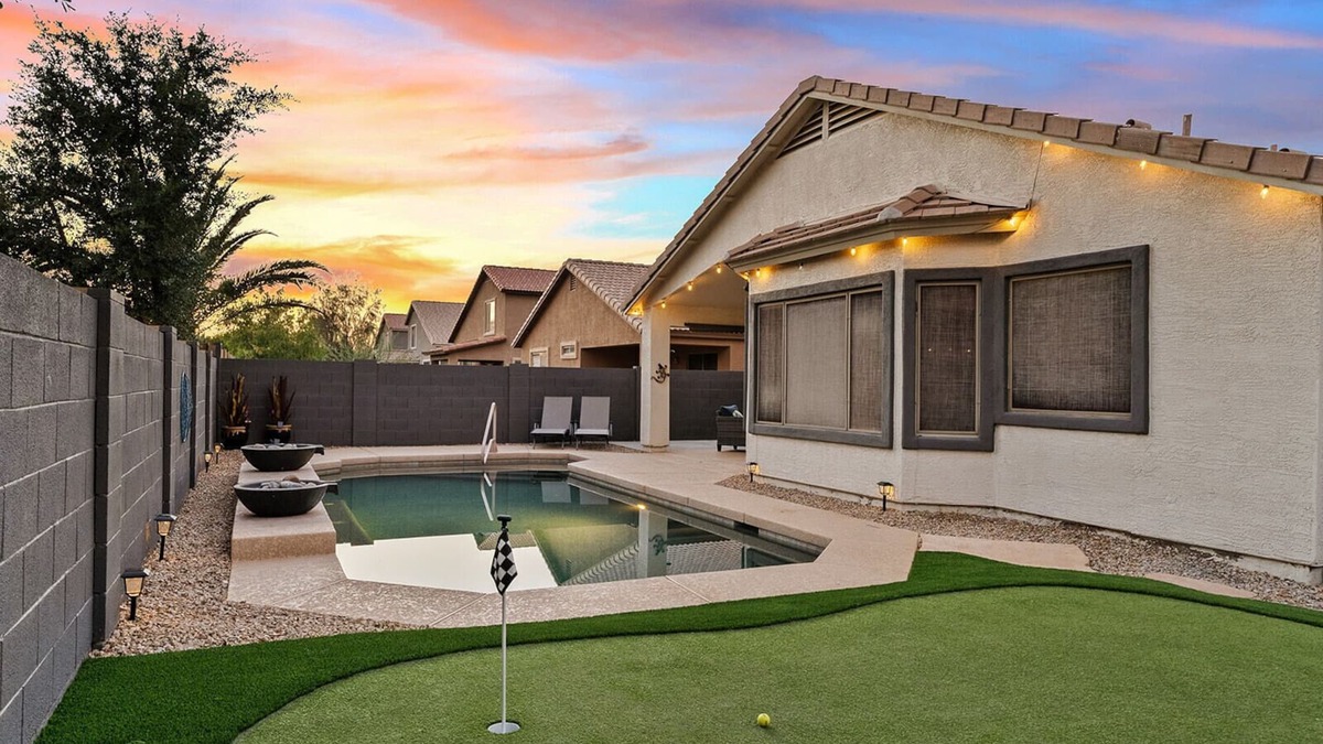 Villages At Queen Creek House | Sunny Poolside Golf Haven 4-Bed 2-Bath and Pool
