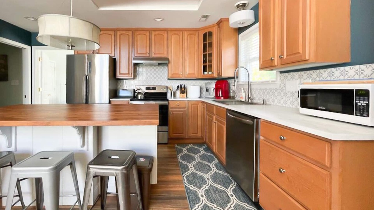 SouthPark House | Sunny Retreat in SouthPark – Spacious 2BR