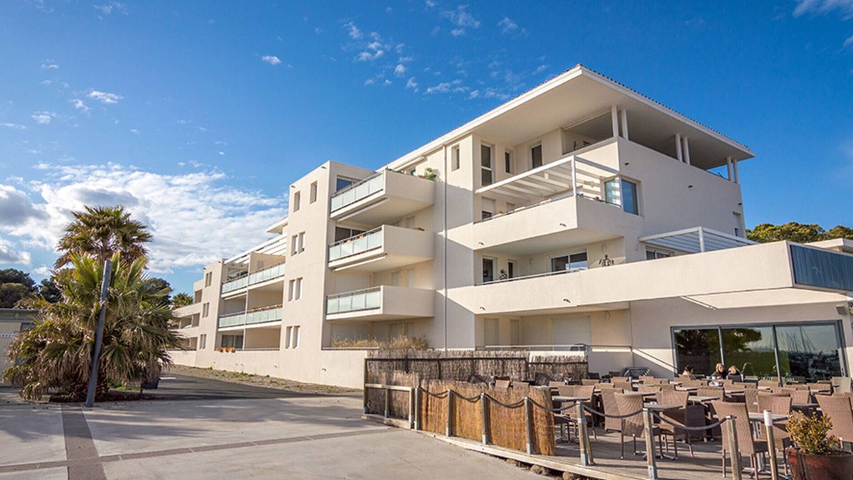 Meze Apartment | Sunny Retreat Steps from Mèze Beach, 3-star Apartment with Terrace, Garden, Parking, and WiFi
