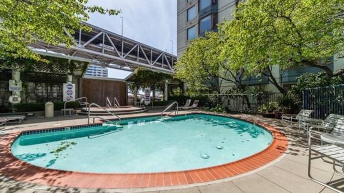 Rincon Hill Apartment | Sunny San Francisco Studio with door attendant and amenities