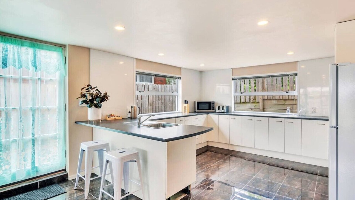 Pakuranga Heights Apartment | Sunny Side Getaway with Parking and Aircon