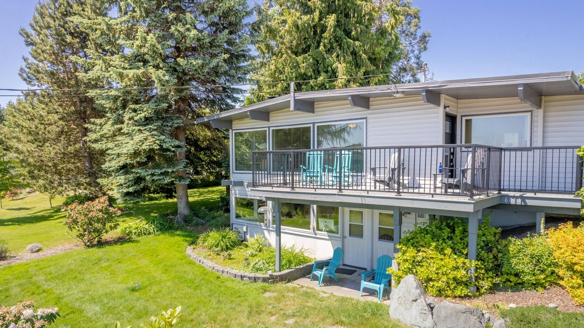 Freeland House | Sunny Side Island Retreat by AvantStay | Backyard