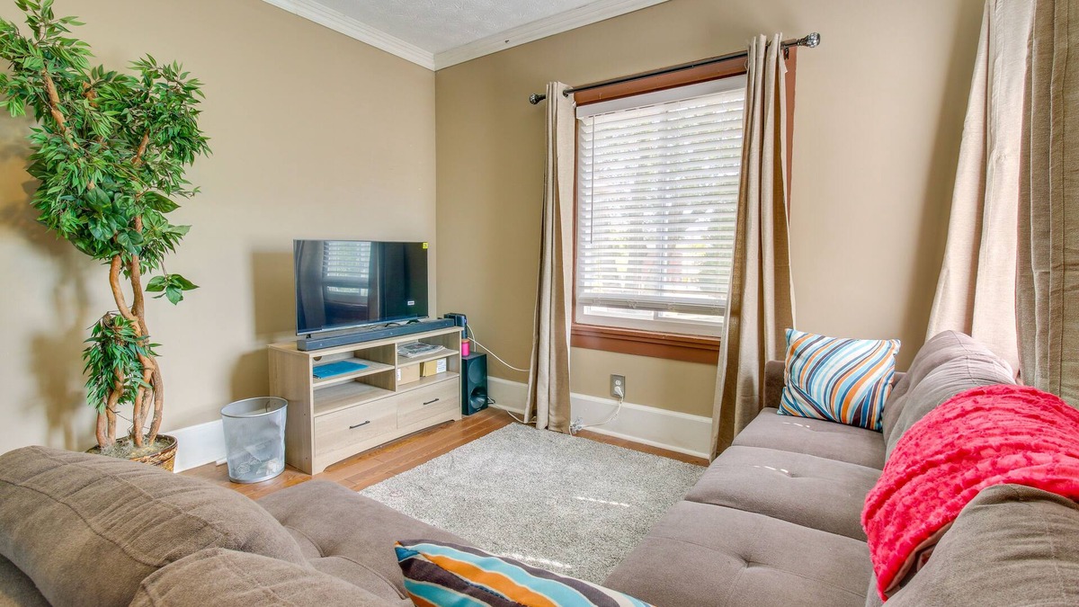 Dayton Condo | Sunny + Spacious Dayton Condo ~ 1 Mi to Downtown!