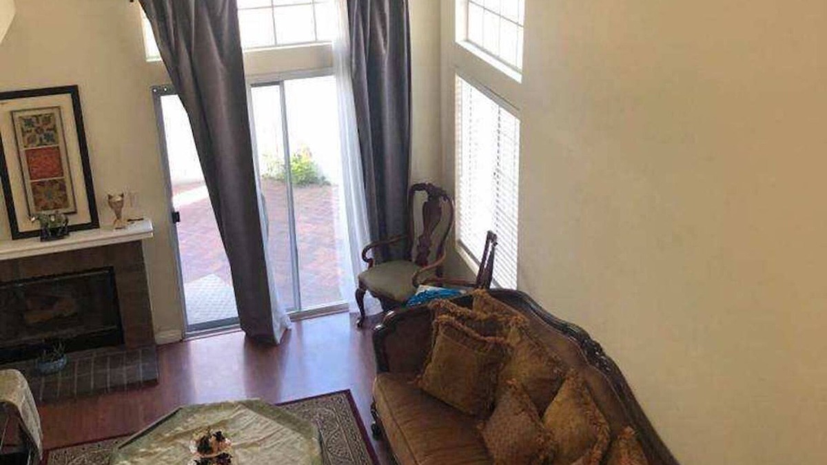 Tustin House | Sunny & Spacious Orange County Townhome 2/2.5