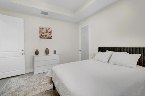 Wedgefield House | Sunny Stay Orlando Queen Room 5 with Shared Bath