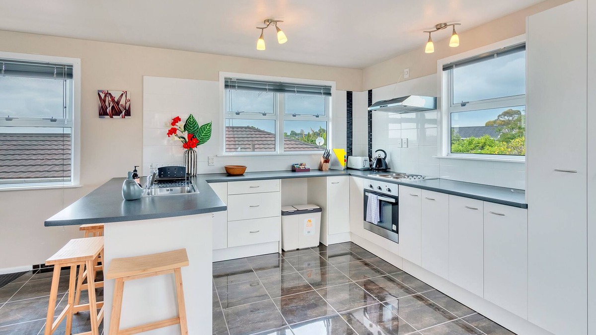 Pakuranga Heights House | Sunny Three Bedroom Delight Upper Level