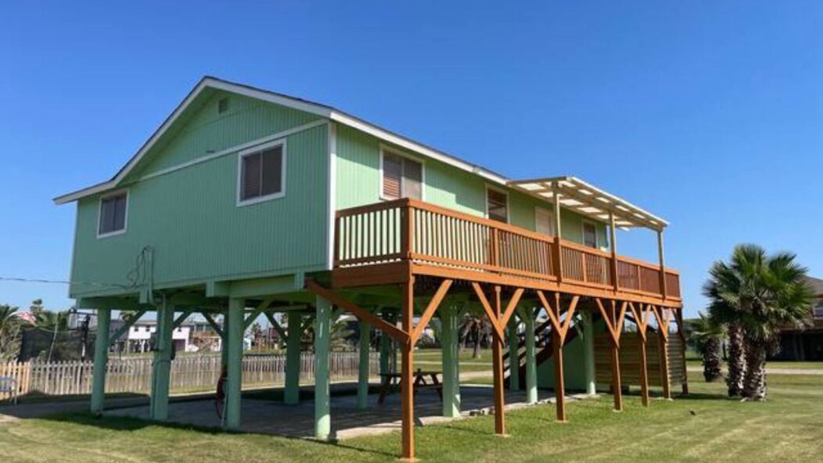 Surfside Beach House | Sunny Vista -2 Bd - Seconds From the Beach!